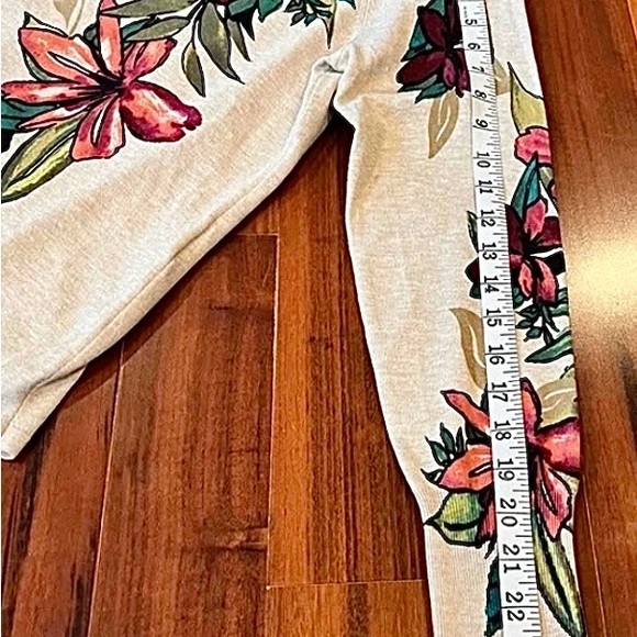 🌺Chico’s tropical floral lightweight pullover sweater, V-neck, long sleeves M - Picture 7 of 7